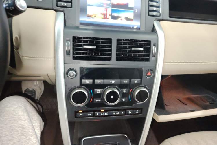 Used Land Rover Discovery Sport 2017 2.0T HSE Audio And AC Panel