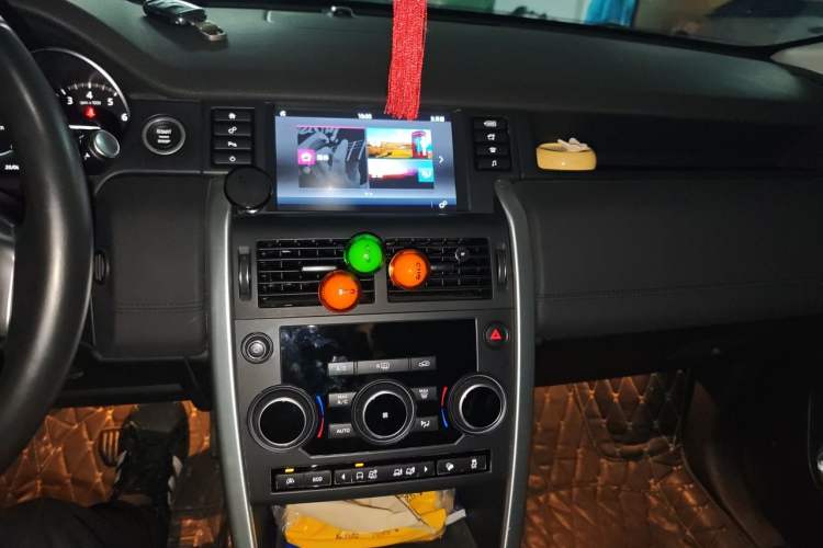 Used Land Rover Discovery Sport 2017 2.0T SE Audio And AC Panel