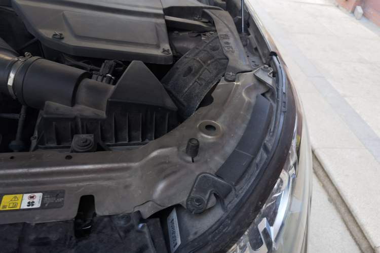 Used Land Rover Discovery Sport 2017 2.0T SE Engine Bay Left