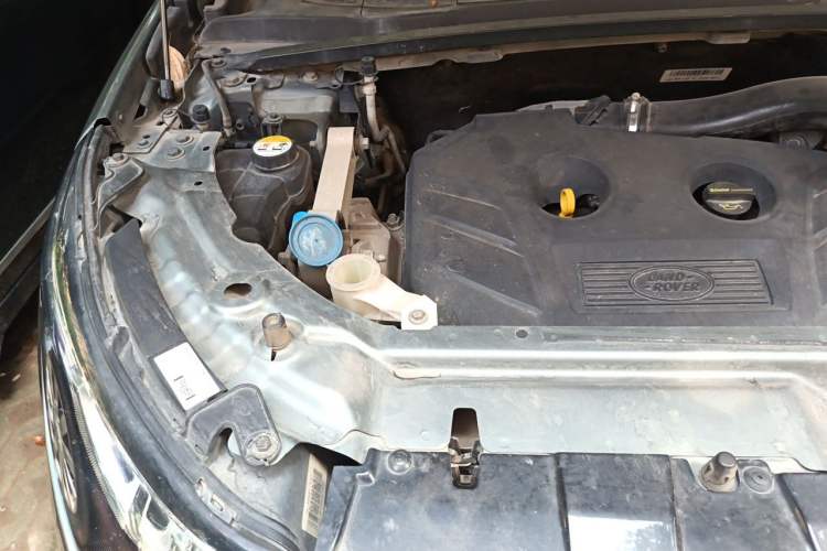 Used Land Rover Discovery Sport 2017 2.0T SE Engine Bay Right
