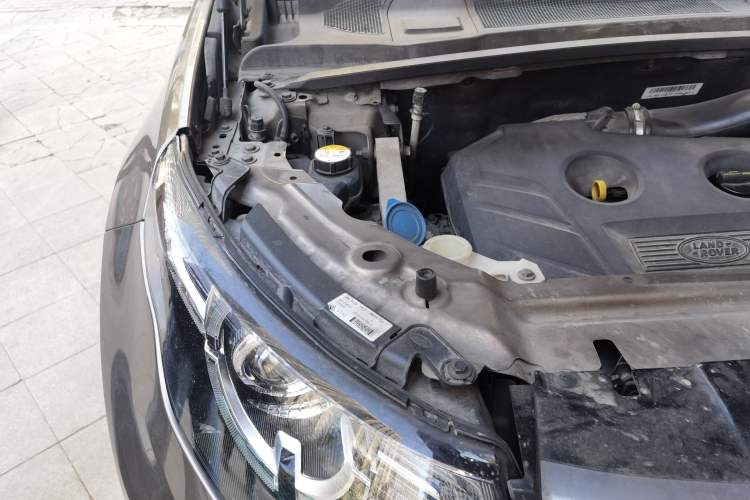 Used Land Rover Discovery Sport 2017 2.0T SE Engine Bay Right