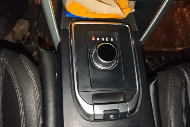 Used Land Rover Discovery Sport 2017 2.0T SE Gear Lever