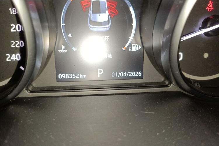 Used Land Rover Discovery Sport 2017 2.0T SE Odometer Close Up