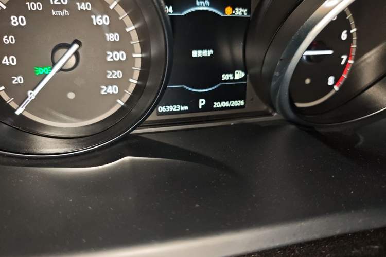 Used Land Rover Discovery Sport 2017 2.0T SE Odometer Close Up