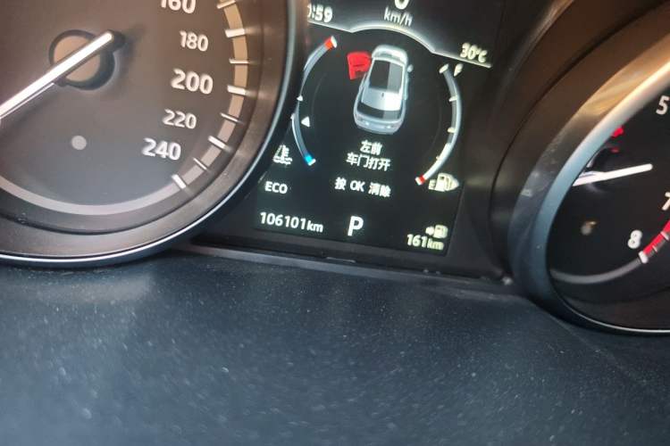 Used Land Rover Discovery Sport 2017 2.0T HSE Odometer Close Up