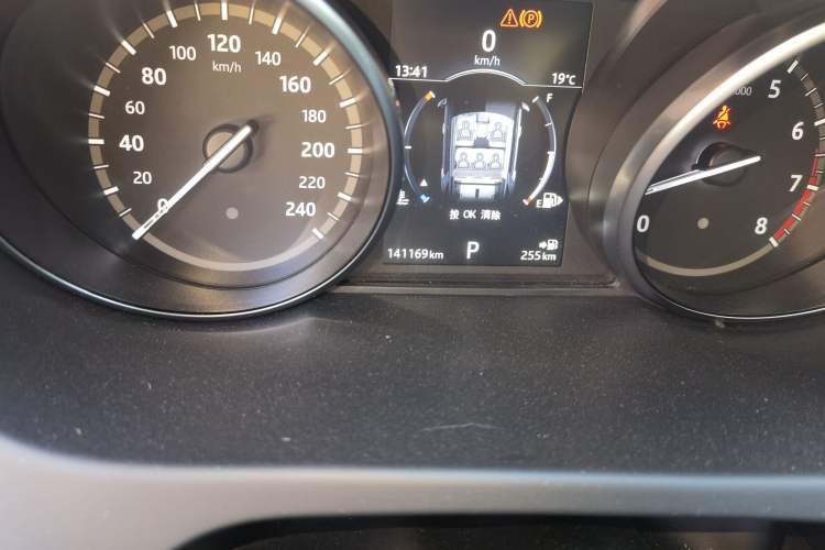 Used Land Rover Discovery Sport 2017 2.0T SE Odometer Close Up