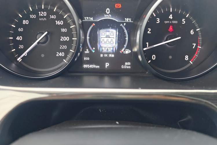 Used Land Rover Discovery Sport 2017 2.0T HSE Odometer Close Up