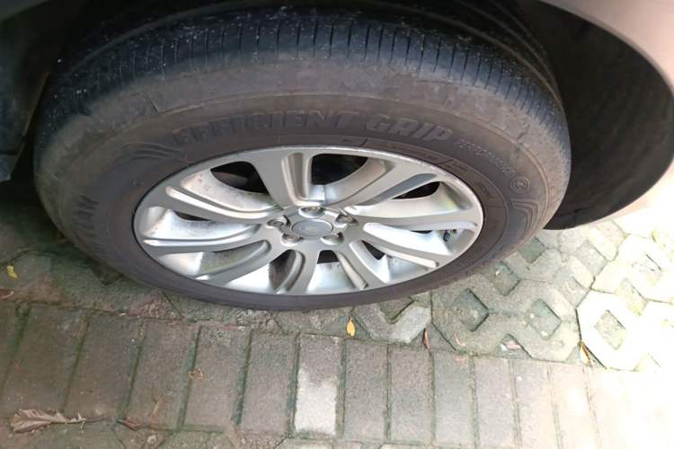 Used Land Rover Discovery Sport 2017 2.0T SE Right Front Wheel Hub