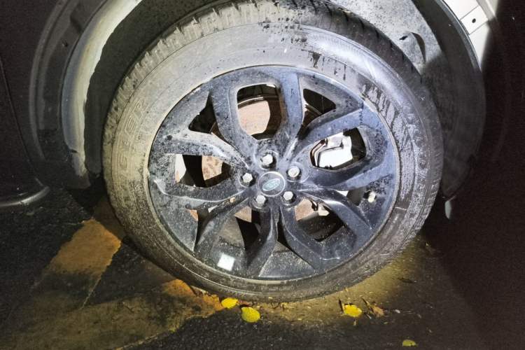 Used Land Rover Discovery Sport 2017 2.0T Cool Black Limited Edition Right Front Wheel Hub