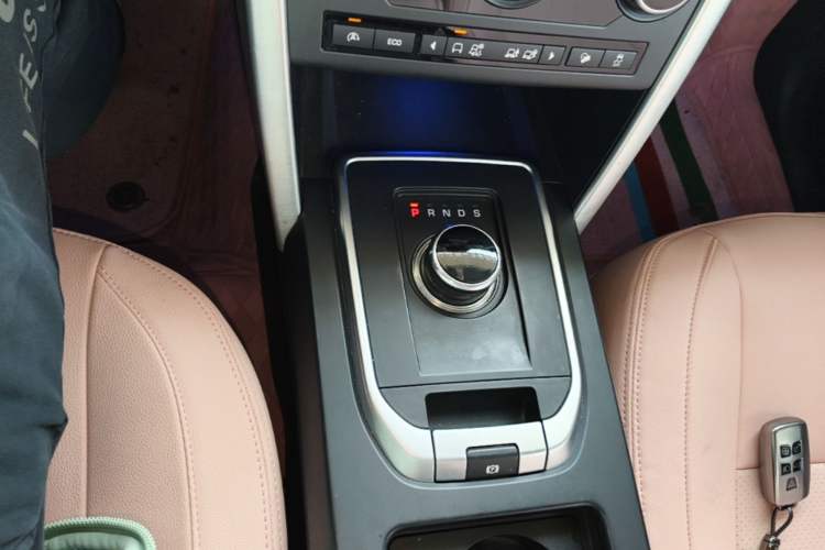 Used Land Rover Discovery Sport 2017 2.0T SE Gear Lever