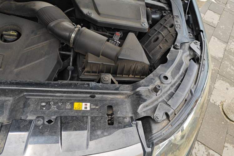 Used Land Rover Discovery Sport 2017 2.0T SE Engine Bay Left