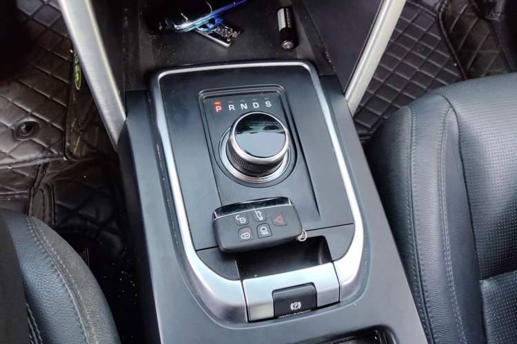 Used Land Rover Discovery Sport 2017 2.0T SE Gear Lever