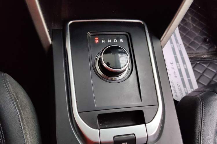 Used Land Rover Discovery Sport 2017 2.0T SE Gear Lever