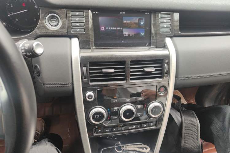 Used Land Rover Discovery Sport 2017 2.0T SE Audio And AC Panel