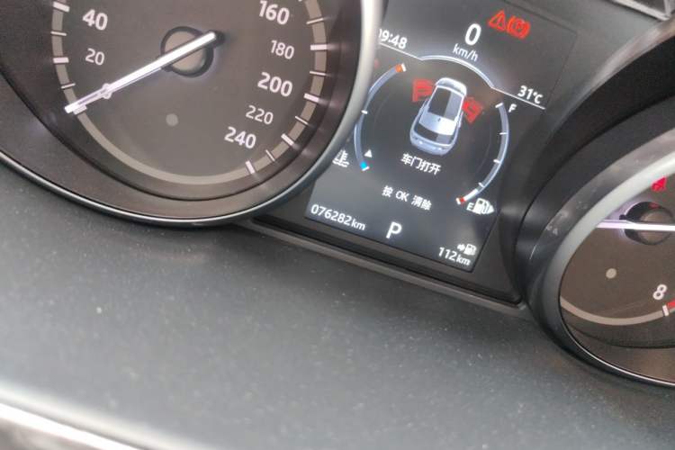 Used Land Rover Discovery Sport 2017 2.0T SE Odometer Close Up