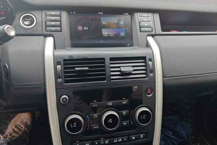 Used Land Rover Discovery Sport 2017 2.0T SE Audio And AC Panel