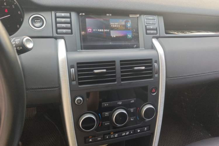 Used Land Rover Discovery Sport 2017 2.0T SE Audio And AC Panel