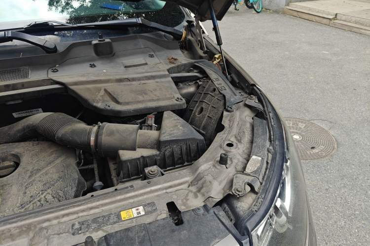 Used Land Rover Discovery Sport 2017 2.0T SE Engine Bay Left
