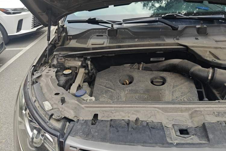 Used Land Rover Discovery Sport 2017 2.0T SE Engine Bay Right
