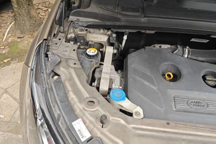 Used Land Rover Discovery Sport 2017 2.0T SE Engine Bay Right