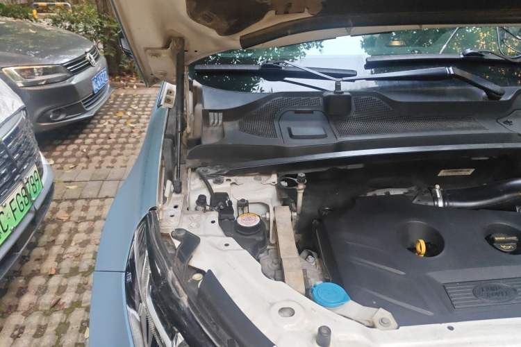 Used Land Rover Discovery Sport 2017 2.0T SE Engine Bay Right