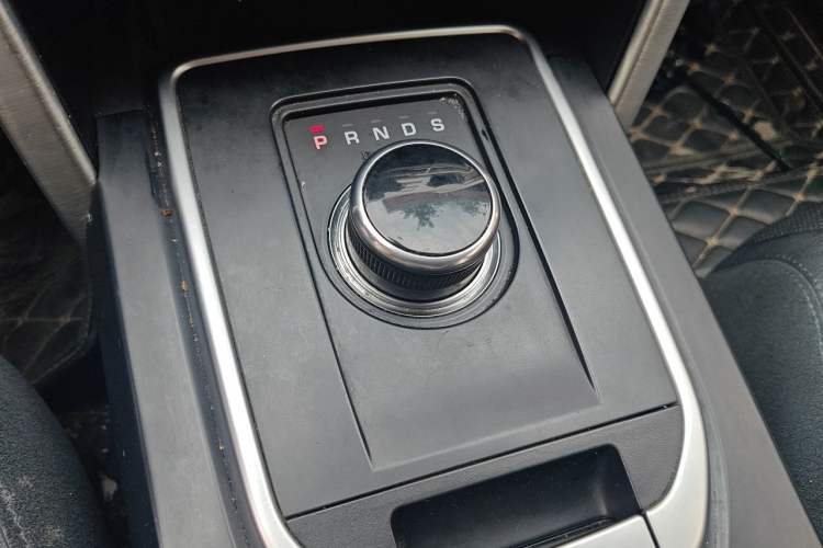 Used Land Rover Discovery Sport 2017 2.0T SE Gear Lever