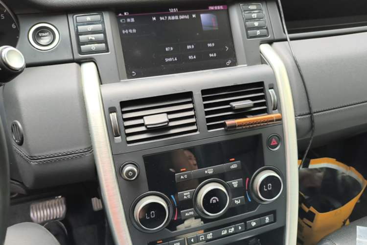 Used Land Rover Discovery Sport 2017 2.0T SE Audio And AC Panel