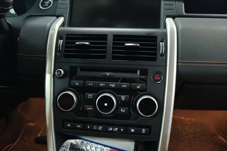 Used Land Rover Discovery Sport 2017 2.0T HSE LUXURY Audio And AC Panel