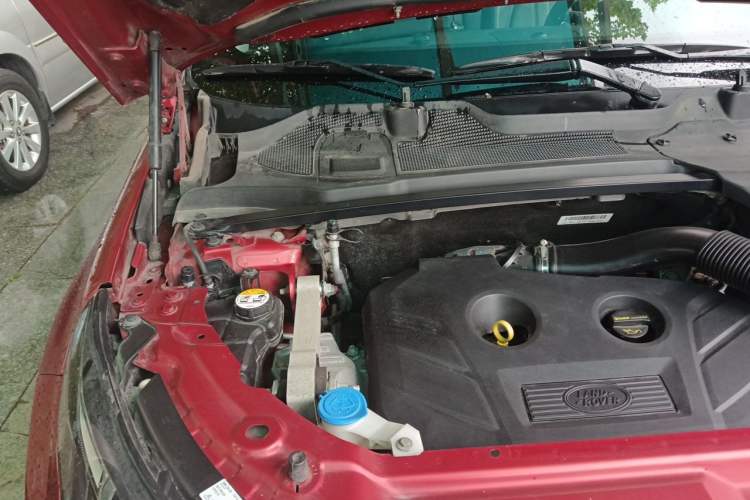 Used Land Rover Discovery Sport 2017 2.0T SE Engine Bay Right
