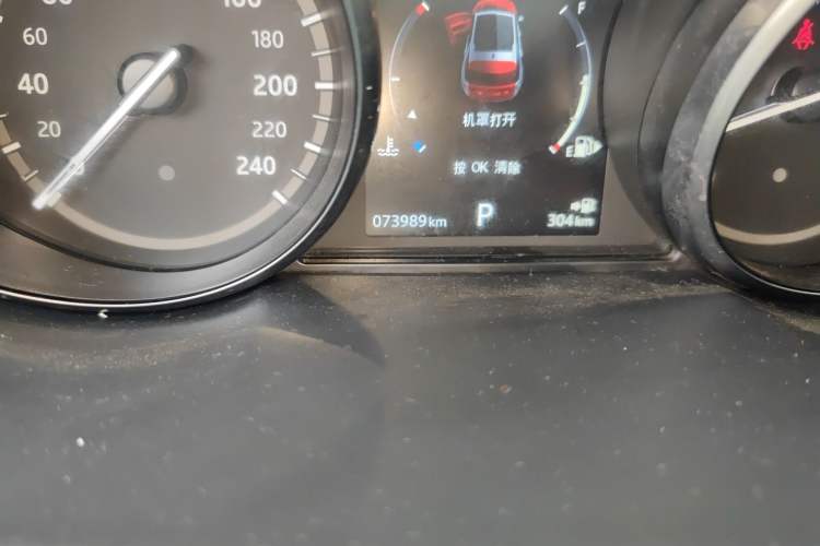 Used Land Rover Discovery Sport 2017 2.0T SE Odometer Close Up