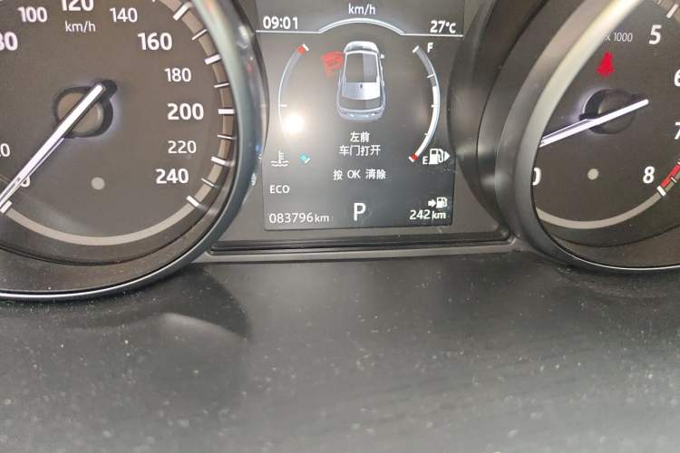 Used Land Rover Discovery Sport 2017 2.0T HSE Odometer Close Up