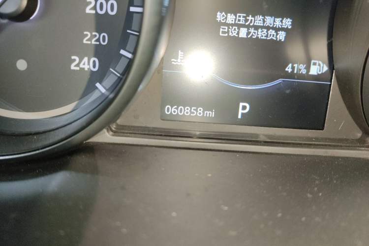 Used Land Rover Discovery Sport 2017 2.0T SE Odometer Close Up