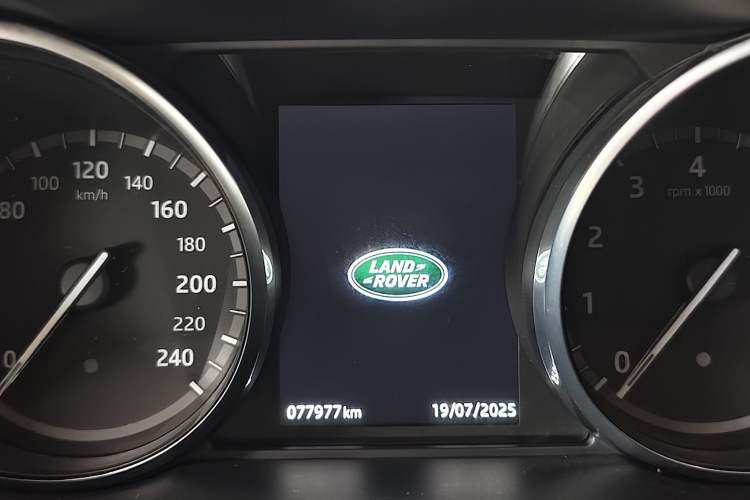 Used Land Rover Discovery Sport 2017 2.0T HSE LUXURY Odometer Close Up