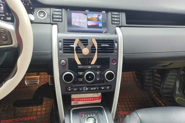 Used Land Rover Discovery Sport 2017 2.0T SE Audio And AC Panel