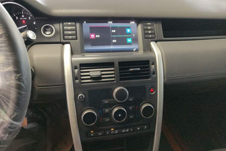 Used Land Rover Discovery Sport 2017 2.0T SE Audio And AC Panel