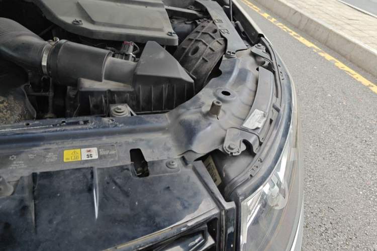 Used Land Rover Discovery Sport 2017 2.0T HSE Engine Bay Left