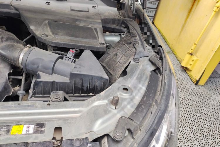 Used Land Rover Discovery Sport 2017 2.0T SE Engine Bay Left