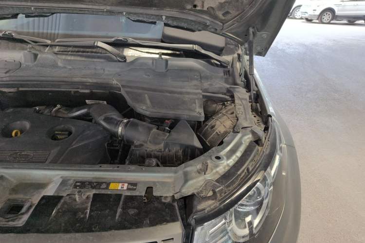 Used Land Rover Discovery Sport 2017 2.0T SE Engine Bay Left