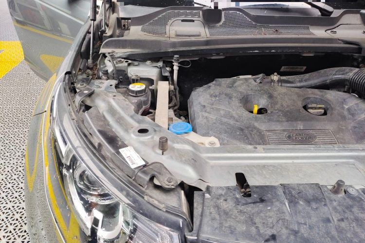 Used Land Rover Discovery Sport 2017 2.0T SE Engine Bay Right