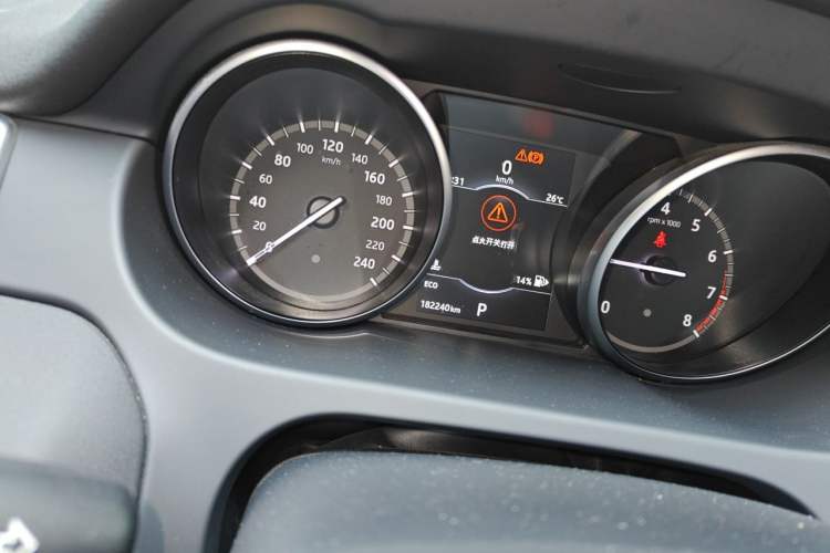 Used Land Rover Discovery Sport 2017 2.0T HSE Odometer Close Up