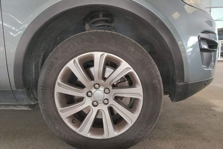 Used Land Rover Discovery Sport 2017 2.0T SE Right Front Wheel Hub