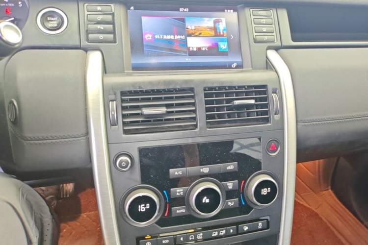 Used Land Rover Discovery Sport 2017 2.0T SE Audio And AC Panel