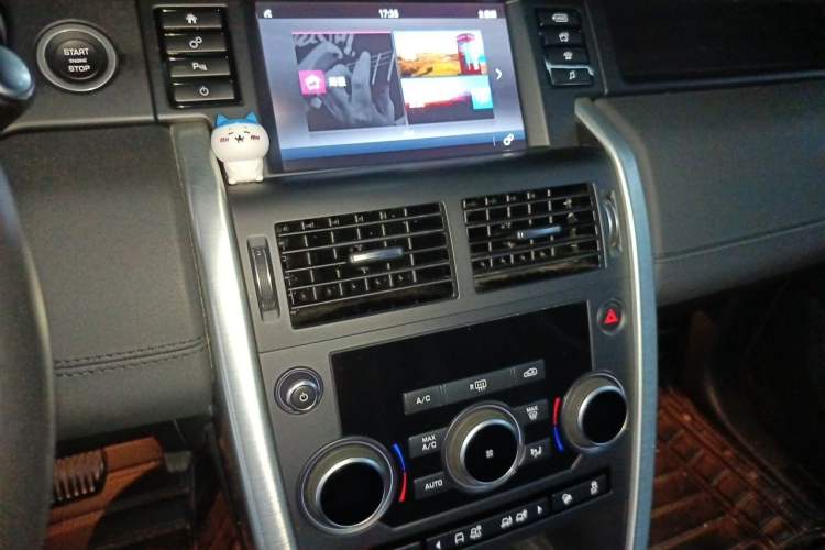 Used Land Rover Discovery Sport 2017 2.0T SE Audio And AC Panel