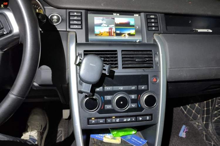 Used Land Rover Discovery Sport 2017 2.0T HSE Audio And AC Panel