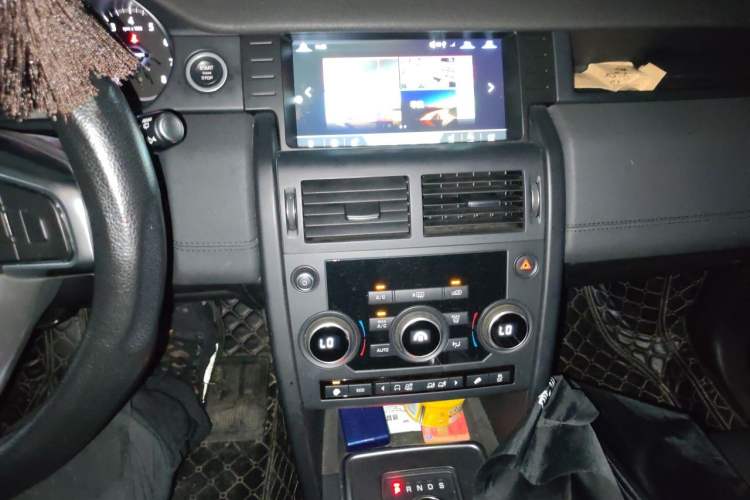 Used Land Rover Discovery Sport 2017 2.0T PURE Audio And AC Panel