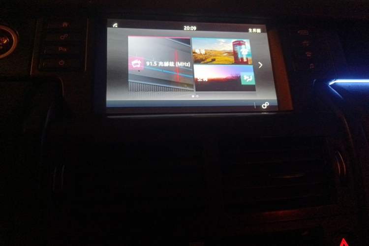 Used Land Rover Discovery Sport 2017 2.0T PURE Audio And AC Panel
