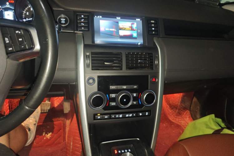 Used Land Rover Discovery Sport 2017 2.0T SE Audio And AC Panel