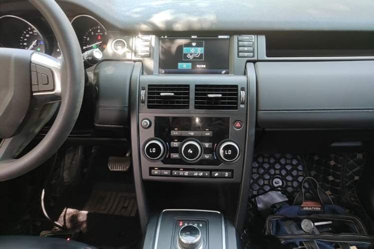 Used Land Rover Discovery Sport 2017 2.0T PURE Audio And AC Panel