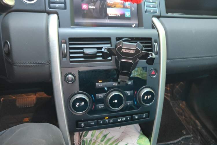 Used Land Rover Discovery Sport 2017 2.0T SE Audio And AC Panel