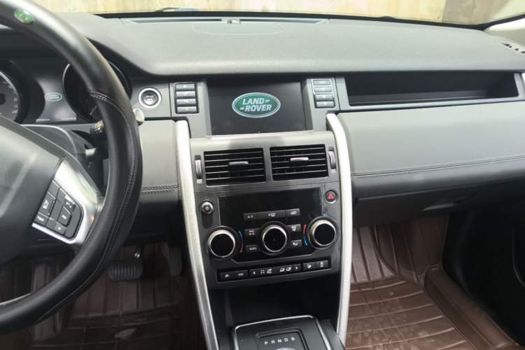 Used Land Rover Discovery Sport 2017 2.0T SE Audio And AC Panel